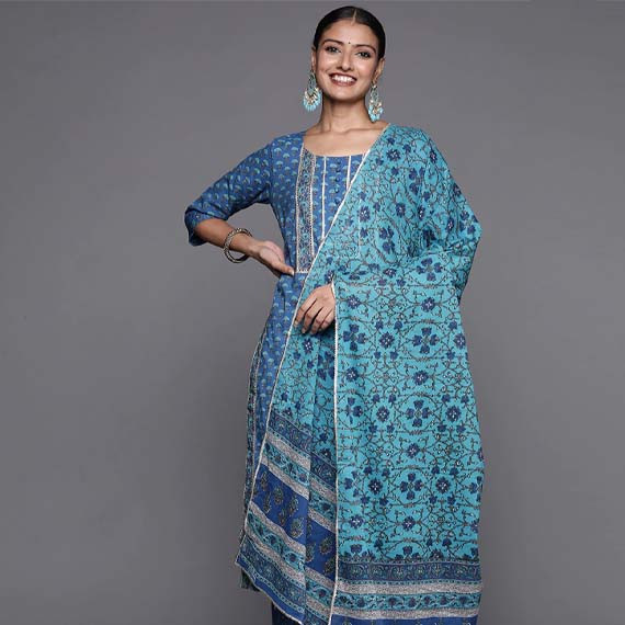 Style & Comfort in Fashionable Anarkalis